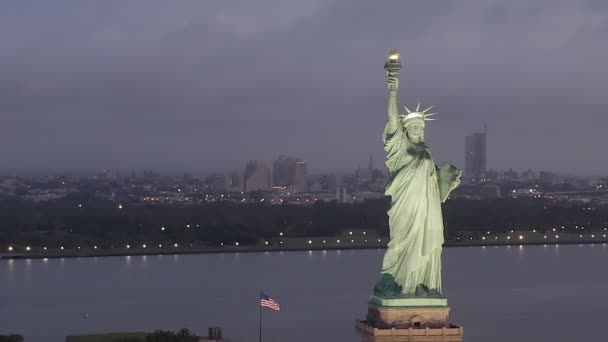 AEREO: Statua della Libertà in cerchio splendidamente illuminata nella luce del mattino New York City — Video Stock