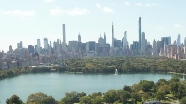 空気:美しい中央公園の景色と湖とマンハッタンスカイラインを背景に晴れた夏の日,ニューヨーク市 — ストック動画