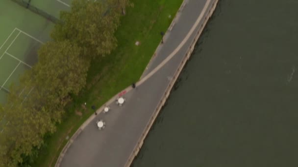 AERIAL: Vuelo sobre autopista con tráfico de coches, Skyline de la ciudad de Nueva York — Vídeo de stock