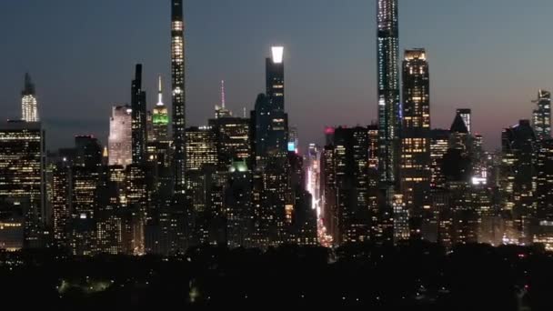 AERIAL: Time Lapse Hyper Lapse over New York City Central Park at Night with Skyline View. — Vídeos de Stock