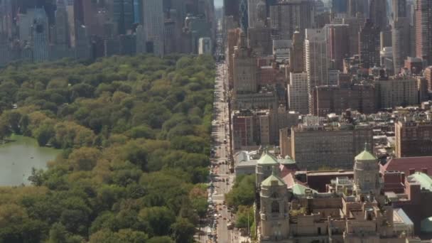 AERIAL: Vlucht over het prachtige New York City Street op Central Park op zonnige zomerdag — Stockvideo