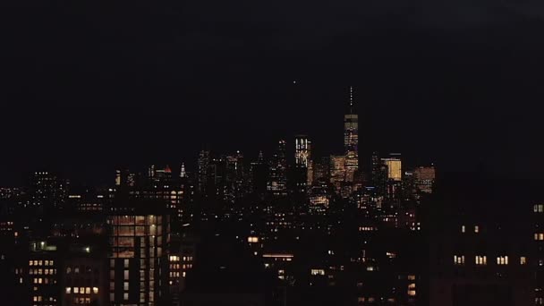 AERIAL: Impresionante vista panorámica del World Trade Center en Midtown Manhattan, Nueva York por la noche — Vídeo de stock