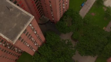 Tepe üstü Birds View uçuşu tipik New York City apartmanı üzerinde, bahçeli, karanlık ruh hali, Manhattan 