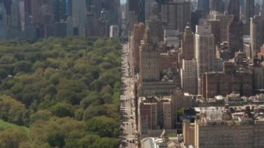 Güneşli yaz gününde Central Park 'taki güzel New York caddesi üzerinde uçuş. 