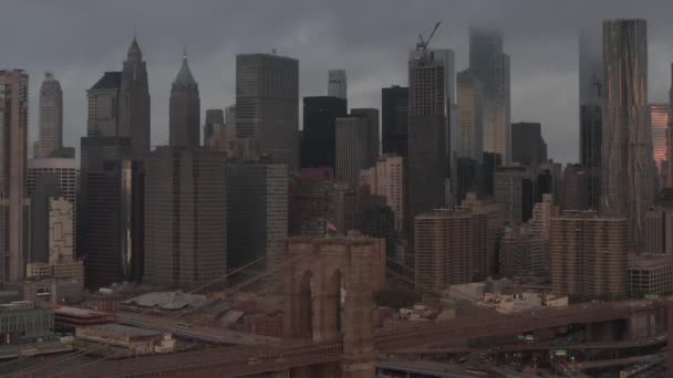 Vlucht over Brooklyn Bridge naar mistige Manhattan New York City Skyline — Stockvideo