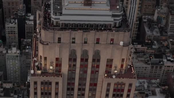 AERIAL: Close Up of Empire State edifício ao entardecer com luzes acesas — Vídeo de Stock