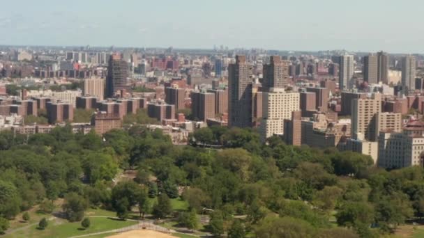 AERIAL: Bela vista do Central Park no dia ensolarado de verão — Vídeo de Stock