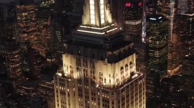 Üzerinden uçmak paralel caddeleri ve kavşakları aydınlattı, Manhattan, New York 'ta gece yarısı konut ve ofis binalarını aydınlattı. Metropolis 'teki karayolu altyapısı