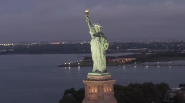 Daire çizen Özgürlük Heykeli sabahın erken saatlerinde New York 'ta güzelce aydınlatıldı.