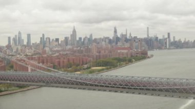 Bulutlu bir günde Williamsburg Köprüsü 'nden Empire State Binası' na uçuş. 