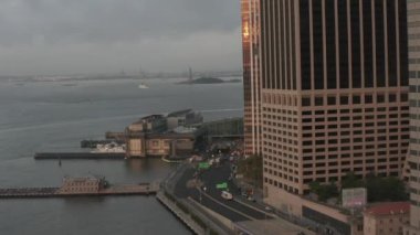 Manhattan 'ın sisli iskelesine ve New York City Skyline' ın Özgürlük Heykeli manzarasına doğru uçuş. 