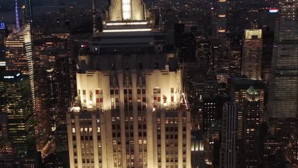 AERIAL: Flying above lit up parallel avenues and junctions, residential condominiums and office buildings in Midtown Manhattan, New York City at night. Road infrastructure in metropolis — Stock Video