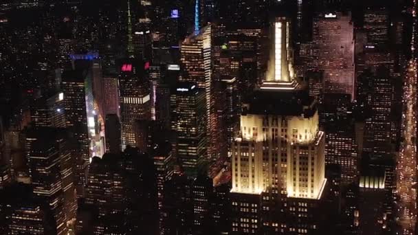 AERIAL: Atemberaubende Fernsicht auf das ikonische Empire State Building über parallelen Alleen und Knotenpunkten in Midtown Manhattan, New York City bei Nacht — Stockvideo