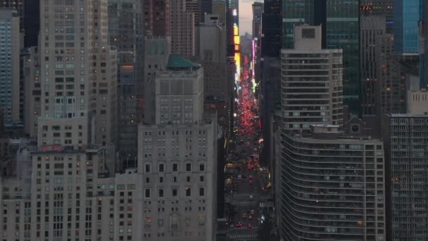 AERIAL: Vista da 7th Avenue Traffic e Times Square sobre o New York City Central Park ao pôr do sol com luzes da cidade — Vídeo de Stock