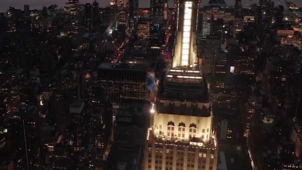 空気:上を飛ぶことは夜にミッドタウンマンハッタン、ニューヨーク市内の平行な道路や交差点、住宅マンションやオフィスビルを点灯しました。大都市、ハドソン川の道路インフラ — ストック動画