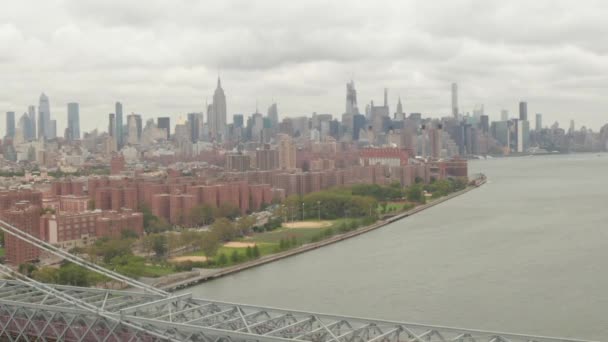 Bulutlu bir günde Williamsburg Köprüsü 'nden Empire State Binası' na uçuş. — Stok video