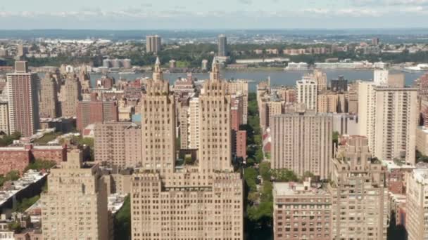 AERIAL: Splendidi edifici di New York nella soleggiata giornata estiva — Video Stock