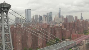 Bulutlu bir günde Williamsburg Köprüsü üzerinden yeni Dünya Ticaret Merkezi 'ne doğru uçuş 