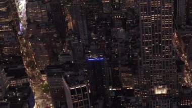Kalabalık şehirde gökdelenlerle çevrili güzel Manhattan 'a bakıyorum. 