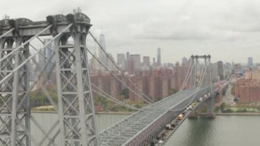 Bulutlu bir günde New York City Skyline ile Williamsburg Köprüsü 'nün üzerinden uçacağız. 