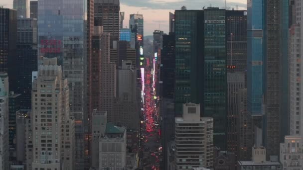 AERIAL: Widok na 7. ulicę i Times Square nad Nowym Jorkiem Central Park o zachodzie słońca ze światłami miasta — Wideo stockowe