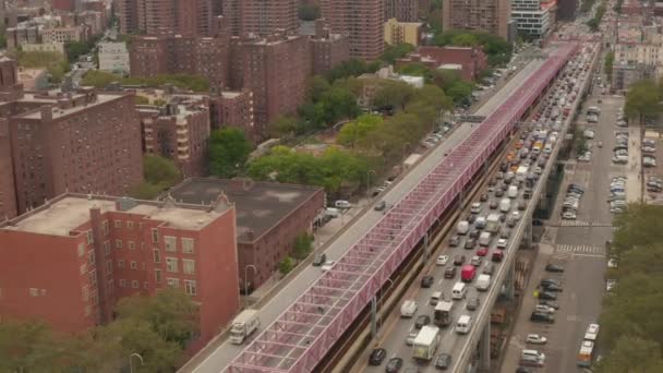 AERIAL: Voo sobre a ponte Williamsburg com tráfego de automóveis pesados em direção ao novo World Trade Center em dia nublado — Vídeo de Stock