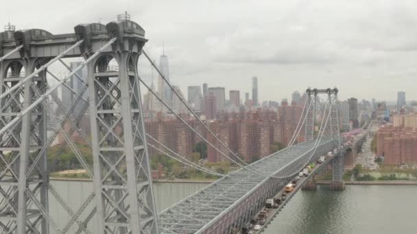 AERIAL: 구름낀 날 뉴욕 시 스카이라인과 윌리엄스버그 다리 맨해튼 방면 비행 — 비디오