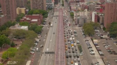 Bulutlu bir günde Williamsburg Köprüsü üzerinde yoğun araba trafiğiyle yeni Dünya Ticaret Merkezi 'ne doğru uçuş 