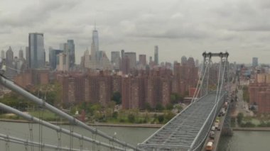 Bulutlu bir günde New York City Skyline ile Williamsburg Köprüsü 'nün üzerinden uçacağız. 
