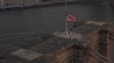 Brooklyn Köprüsü 'nü Amerikan bayrağı ve güzel gün doğumu ışıklarıyla kapatın. 
