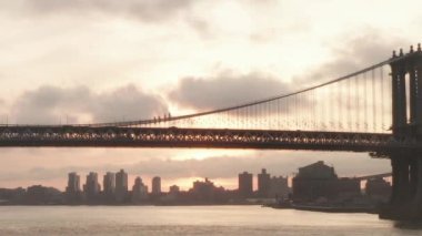 New York 'ta Sunrise' da Brooklyn Köprüsü 'nün altında uçuş 