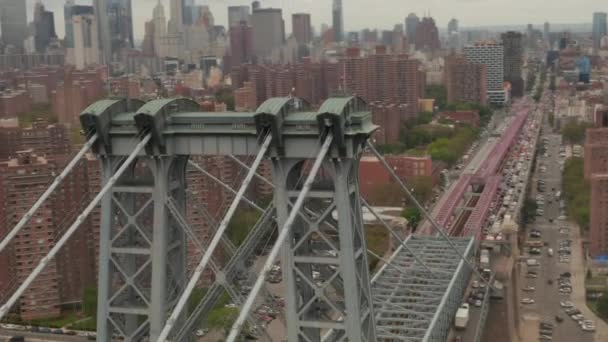 AERIAL: Zárja le a járatot a híd felett gépkocsi forgalom és metró vonat, Williamsburg Bridge, New York City — Stock videók