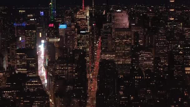 AERIAL: Atemberaubende Fernsicht auf das ikonische Empire State Building über parallelen Alleen und Knotenpunkten in Midtown Manhattan, New York City bei Nacht — Stockvideo