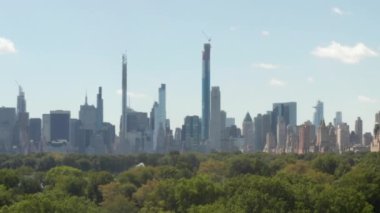Central Park 'ın güzel manzarası ve güneşli yaz gününde arka planda Manhattan Skyline 