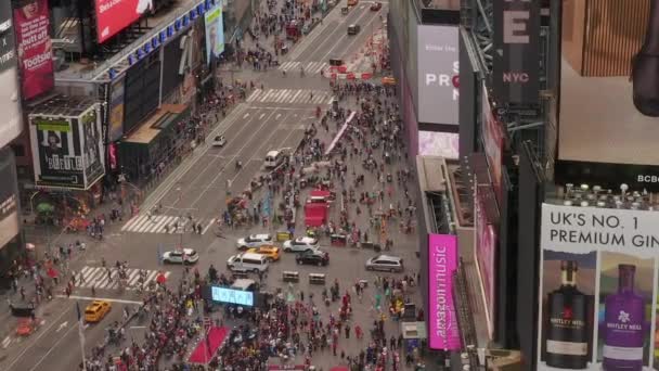 AERIAL: Echa un vistazo al corazón de Times Square de la ciudad de Nueva York a la luz del día con la multitud de personas y el tráfico pesado de automóviles desde arriba — Vídeo de stock