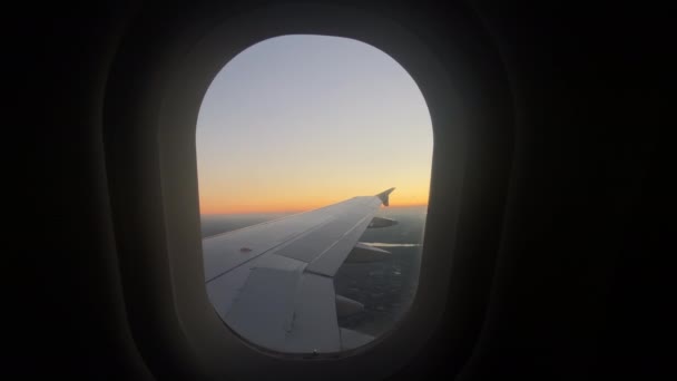 Widok koryta Okno samolotu o wschodzie słońca — Wideo stockowe