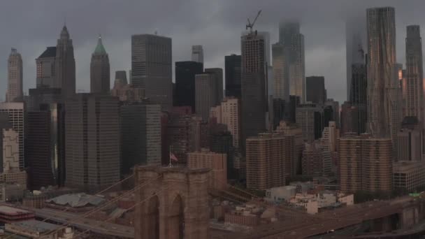 Vlucht over Brooklyn Bridge naar mistige Manhattan New York City Skyline — Stockvideo
