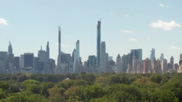 Indah pemandangan Central Park dan Manhattan Skyline di Latar Belakang pada hari musim panas cerah — Stok Video