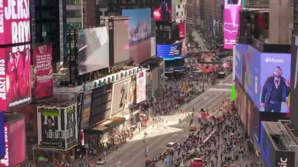 AERIAL: Nahflug über den Times Square im Herzen von New York City bei Tageslicht mit Menschenmassen und dichtem Autoverkehr — Stockvideo