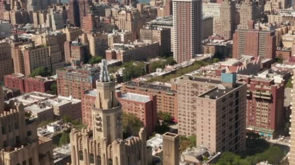 AERIAL: Splendidi edifici di New York nella soleggiata giornata estiva — Video Stock