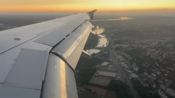 Blick durch Flugzeugfenster bei Sonnenaufgang in Belgrad, Serbien — Stockvideo