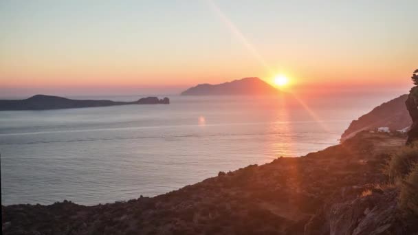 Goldene Stunde Sonnenuntergang Zeitraffer der Sonne verschwindet im Meer der griechischen Insel Milos, Griechenland — Stockvideo