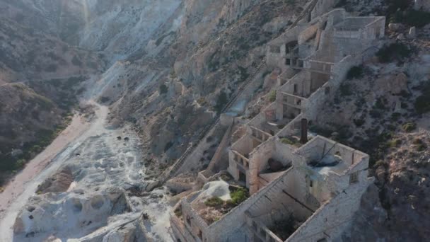 Luftaufnahme einer alten stillgelegten Kohlemine auf der Insel Milos, Griechenland — Stockvideo