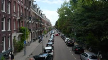 Ağaçların yanındaki tipik Amsterdam Caddesi 'nden Yavaş İleri Havacılık