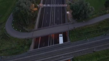 Günbatımında Autobahn otoyolunun Havadan Kuşlar Gözü Görünümü