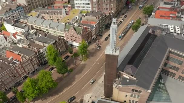 Amsterdam Straat met openbaar vervoer Tram vanuit antenne Drone Perspectief — Stockvideo