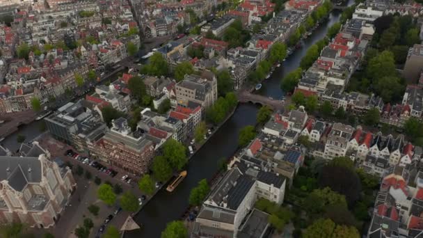 Forward Aerial Establishing Shot over typical Amsterdam Neighbourhood an Canal River — Vídeo de Stock