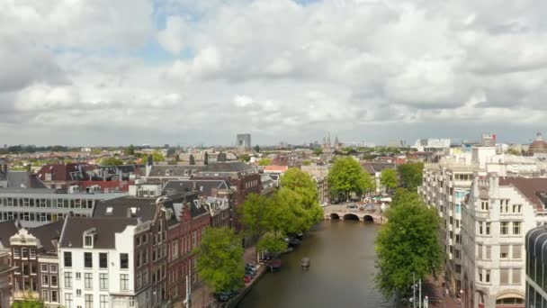 Amsterdam Cityscape over Canal in a Cloudy Day, Aerial Forward — стокове відео