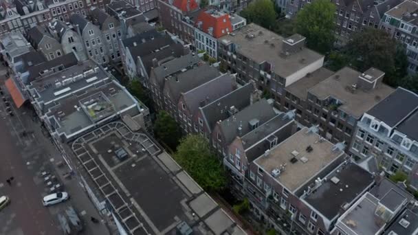 Vista de olhos de pássaros sobre telhados de Amsterdã na vizinhança típica — Vídeo de Stock