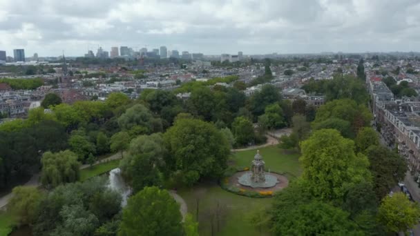 Sarphatipark Public Park in Amsterdam, Forward Aerial op bewolkte dag — Stockvideo